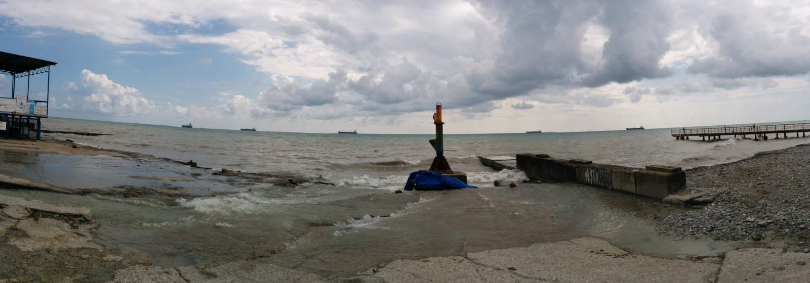 На берегу в Южном в штормовую погоду – фотографии России