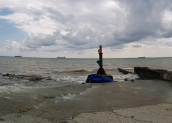 На берегу в Южном в штормовую погоду – фотографии России