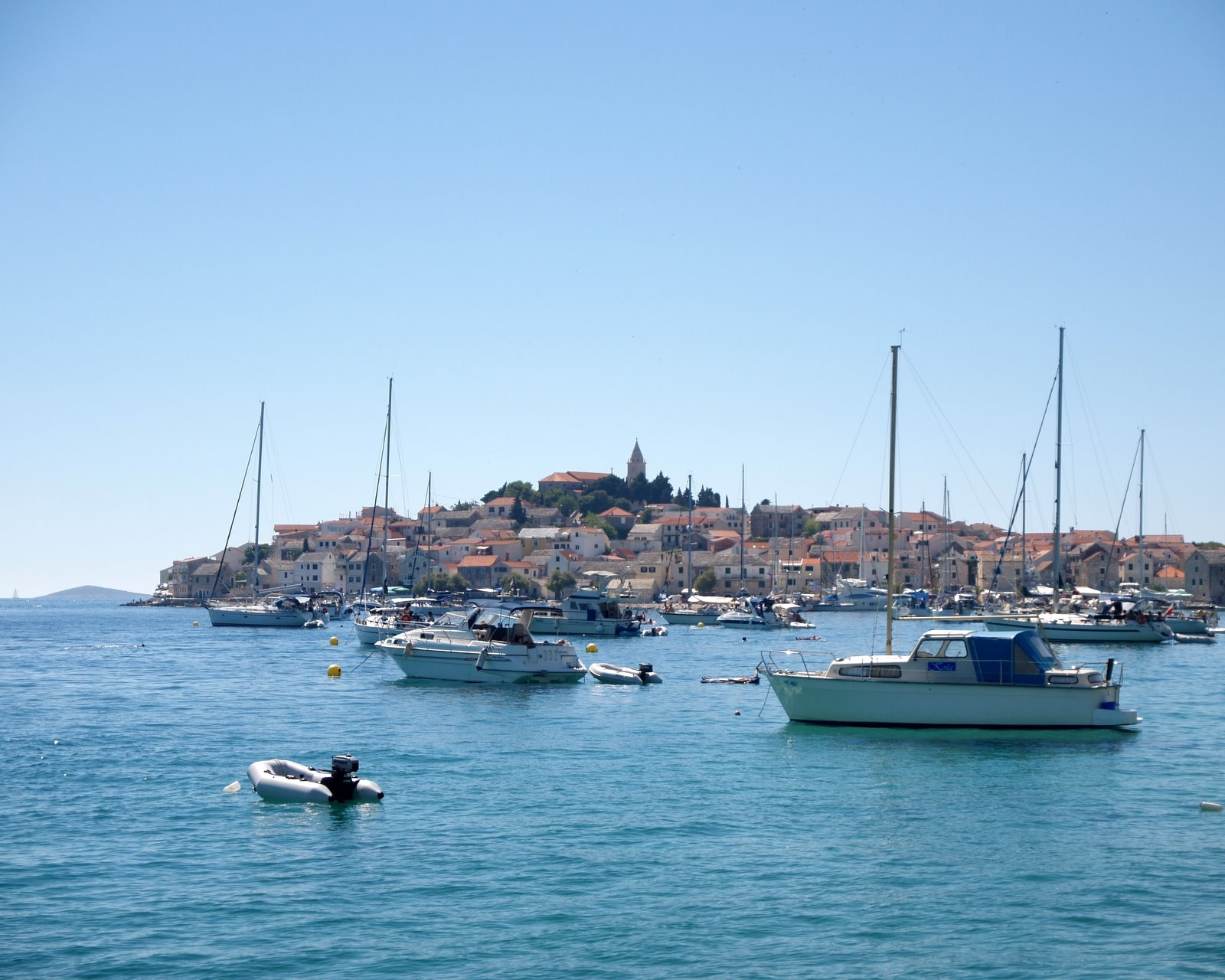 Яхты и катера в Примоштен, Хорватия – фотографии Хорватии