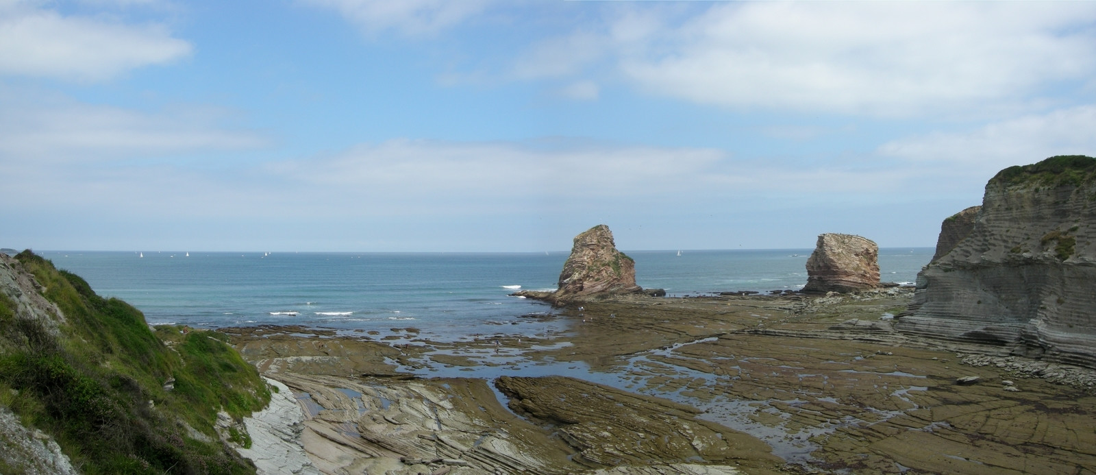 Скалы в Андае, Франция. Фото 1 – фотографии Франции