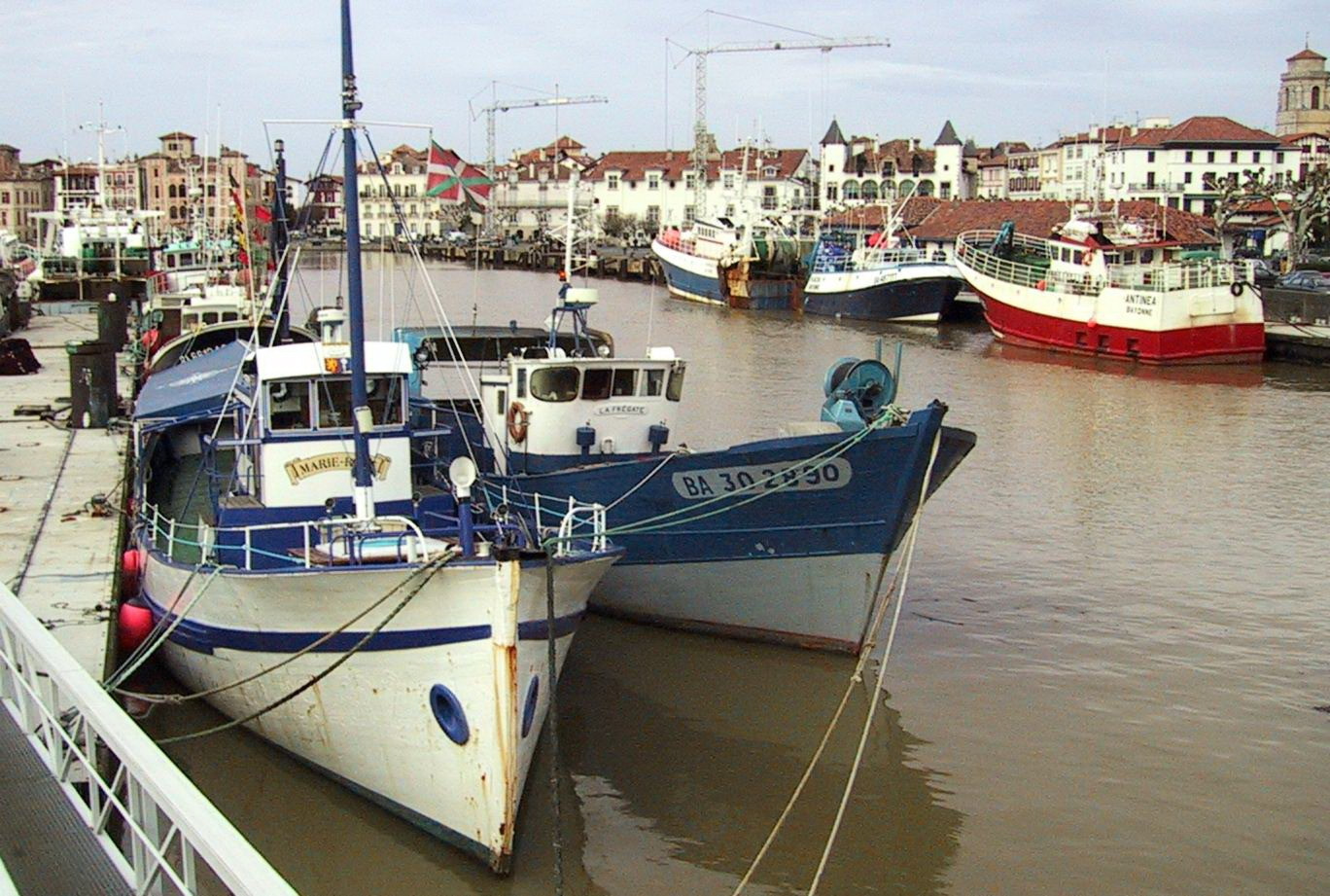 Яхты и катера у пристани в Сен-Жан-де-Люз, Франция. Фото 4 – фотографии Франции