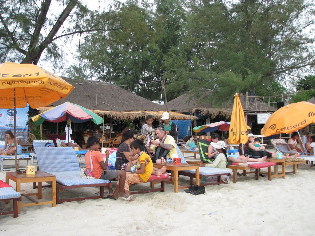 Люди на пляже в Сиануквиле, Камбоджа – фотографии Камбоджи