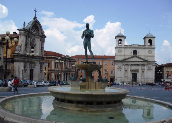 Площадь Duomo в Л’Аквиле – фотографии Италии