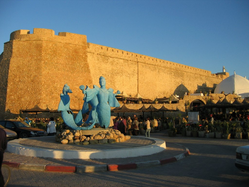 Скульптура на набережной, Северный Тунис – фотографии Туниса
