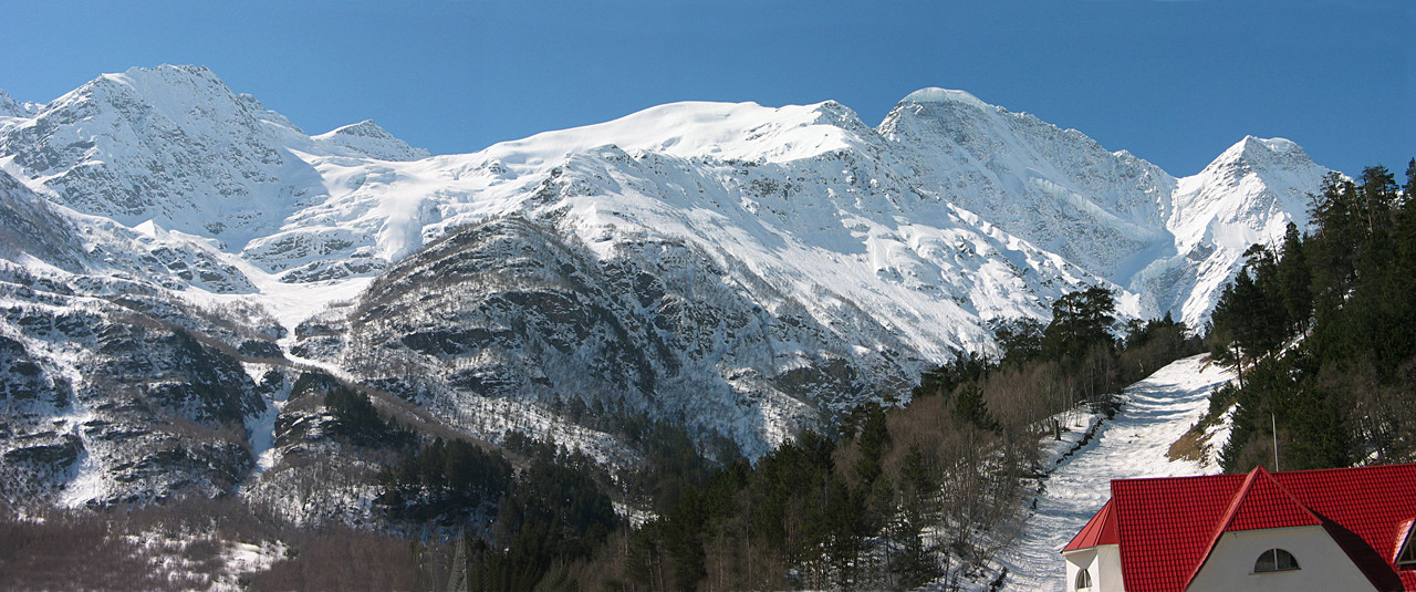 Вид с крыльца гостиницы Чегет, Россия – фотографии России