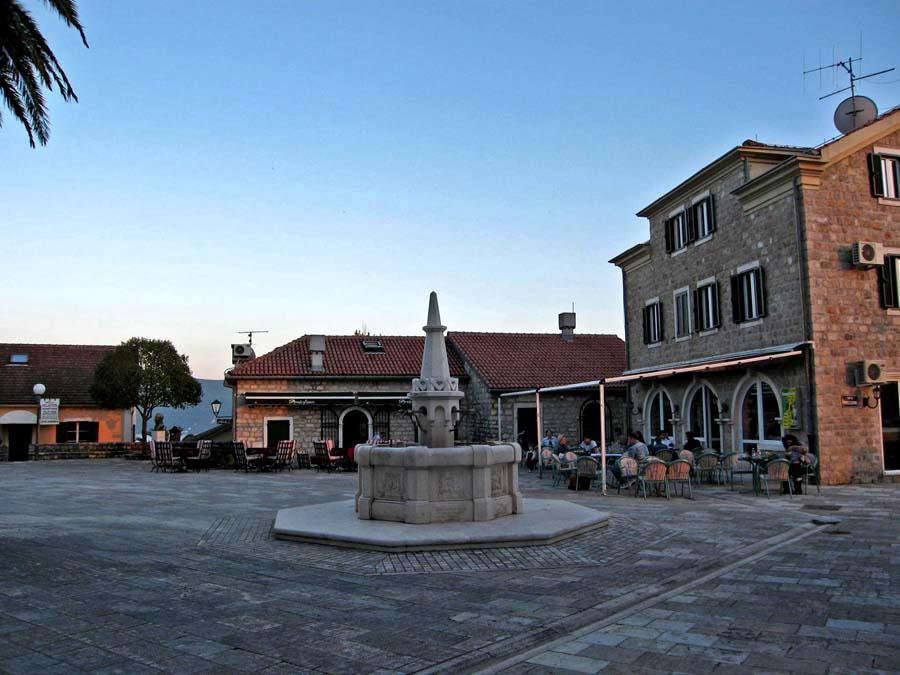 Площадь в Херцег-Нови, Черногория. Фото 3 – фотографии Черногории