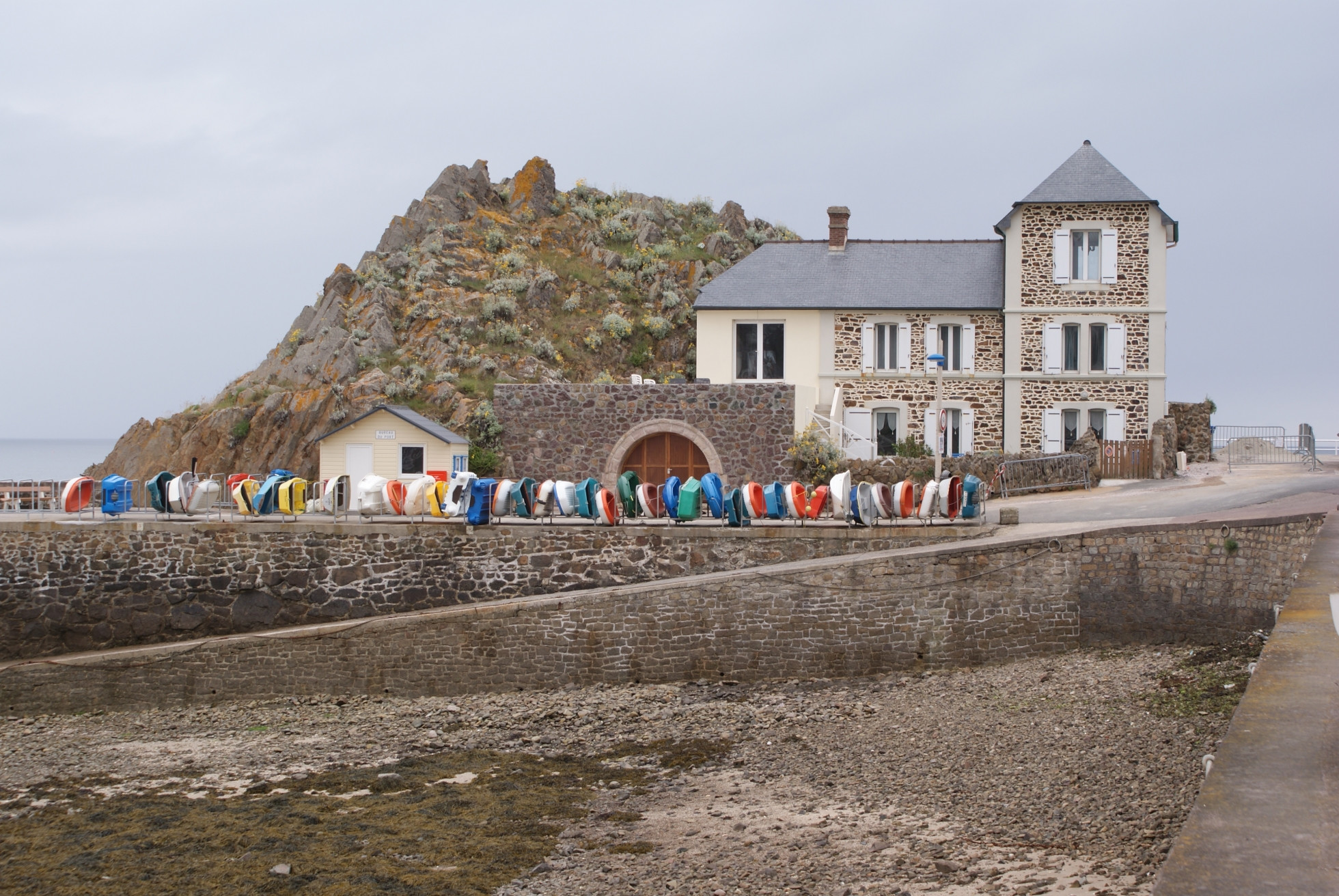 Набережная в Пленеф-Валь-Андре, Франция. Фото 1 – фотографии Франции
