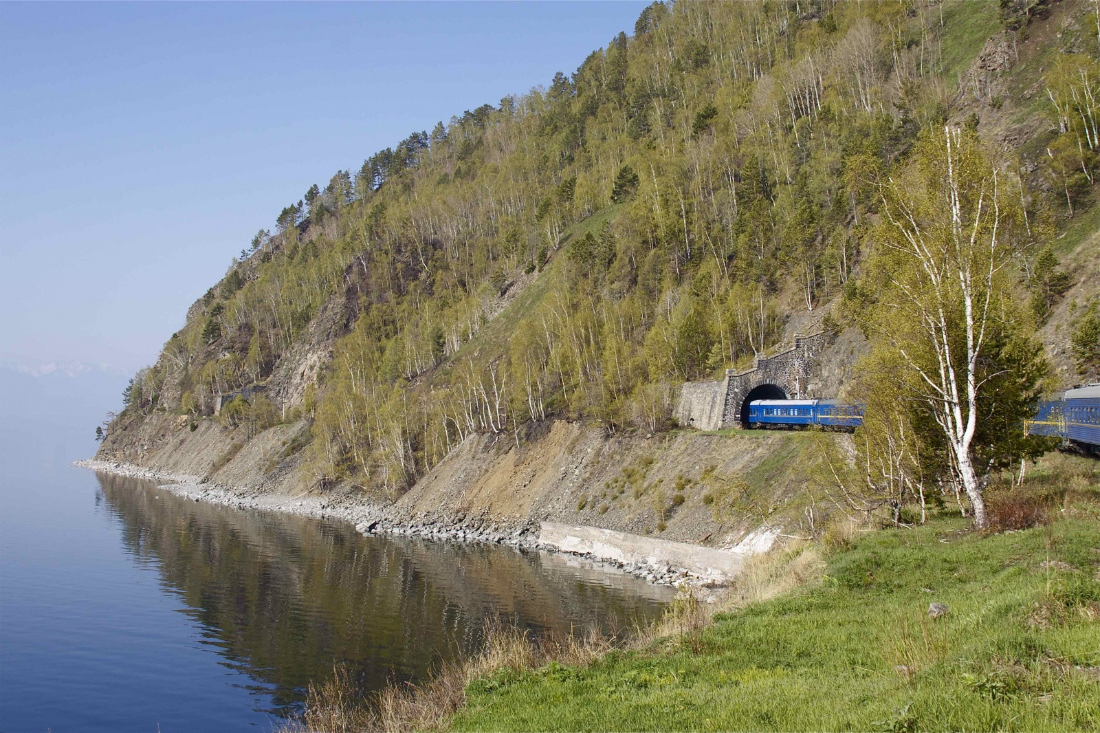 Транссибирская магистраль на озере Байкал – фотографии России