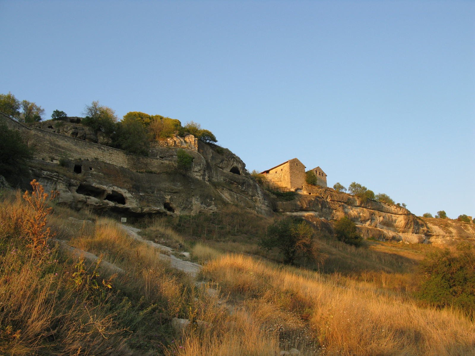 Средневековый город-крепость Чуфут-Кале, Крым – фотографии России