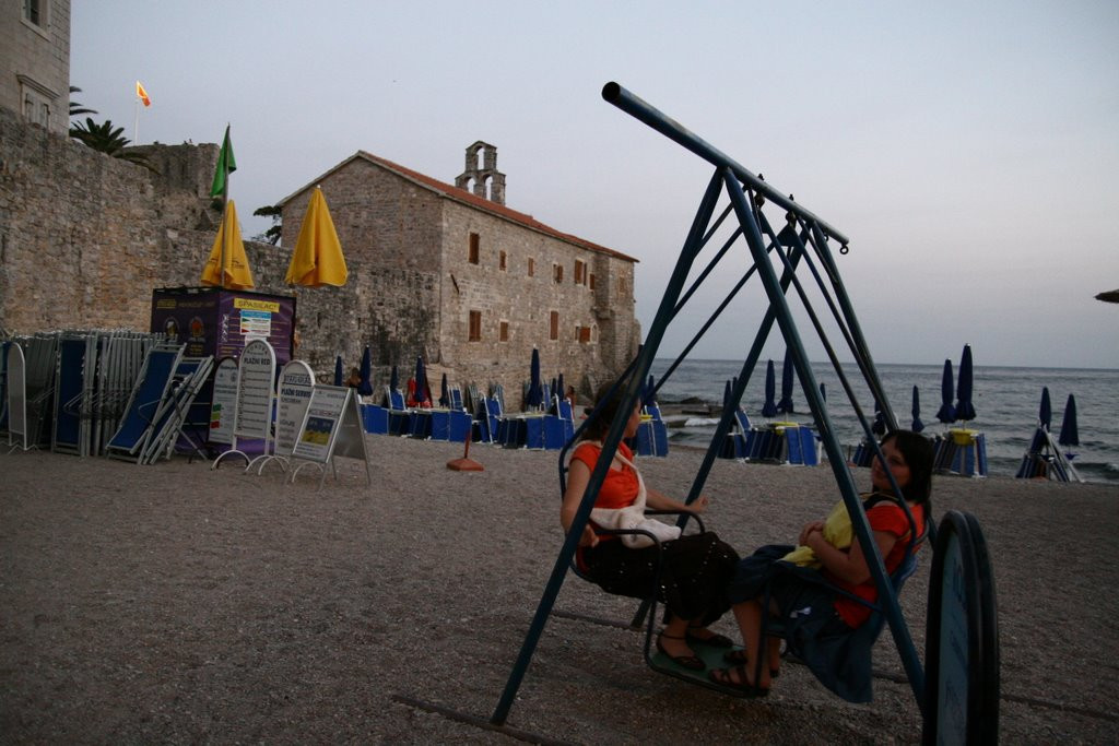 Девушки на пляже в Будва, Черногория – фотографии Черногории