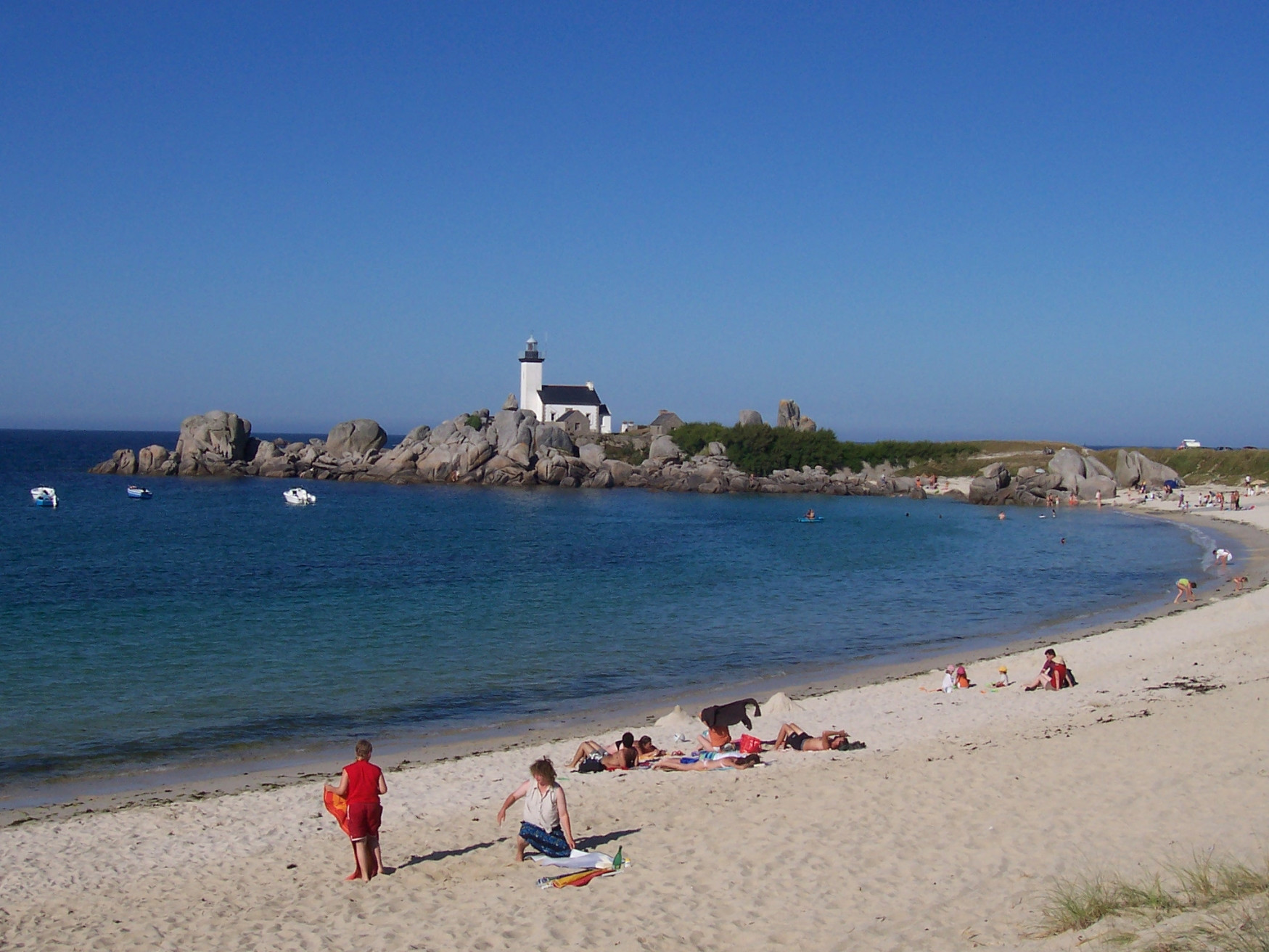 Люди на пляже в Бриньогане, Франция – фотографии Франции