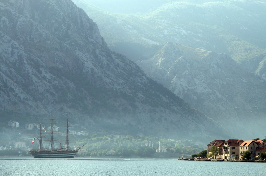 Яхта в Прчань, Черногория – фотографии Черногории