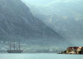 Яхта в Прчань, Черногория – фотографии Черногории