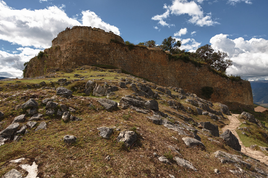 Куэлап - руины крепости доколумбовой культуры Чачапойя – фотографии Перу
