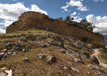 Куэлап - руины крепости доколумбовой культуры Чачапойя – фотографии Перу