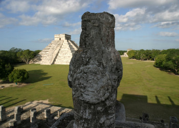 Вид на Эль-Кастильо с храма Воинов – фотографии Мексики