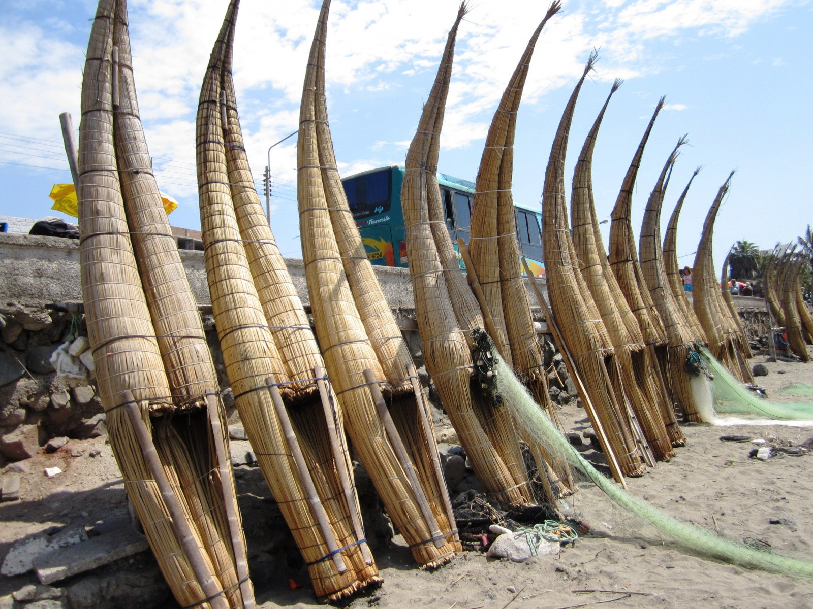 Тростниковые лодки Caballitos detotora в Уанчако – фотографии Перу
