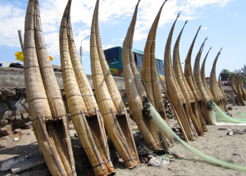 Тростниковые лодки Caballitos detotora в Уанчако – фотографии Перу