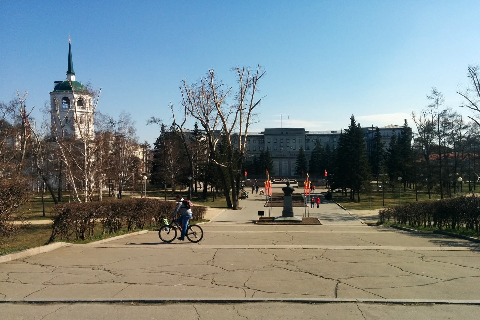 Вил на Серым дом и вечный огонь в Иркутске – фотографии России
