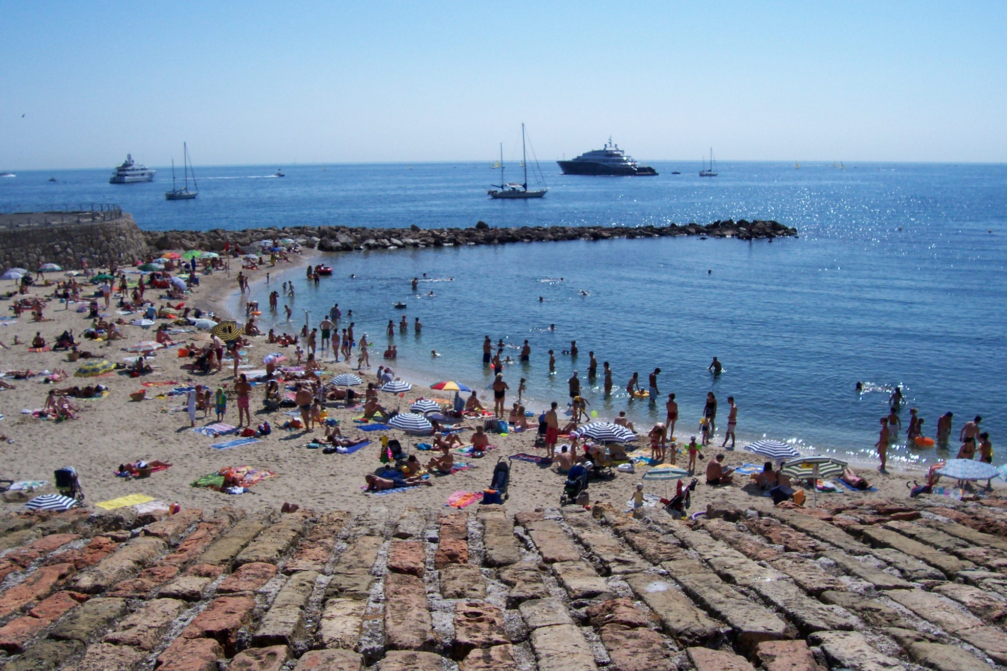 Люди на пляже в Антибе, Франция. Фото 12 – фотографии Франции