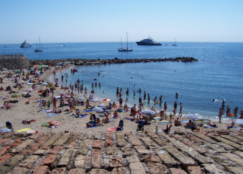 Люди на пляже в Антибе, Франция. Фото 12 – фотографии Франции