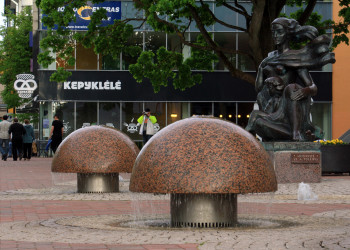 Фонтаны на улице города Шяуляй (Šiauliai), Литва – фотографии Литвы