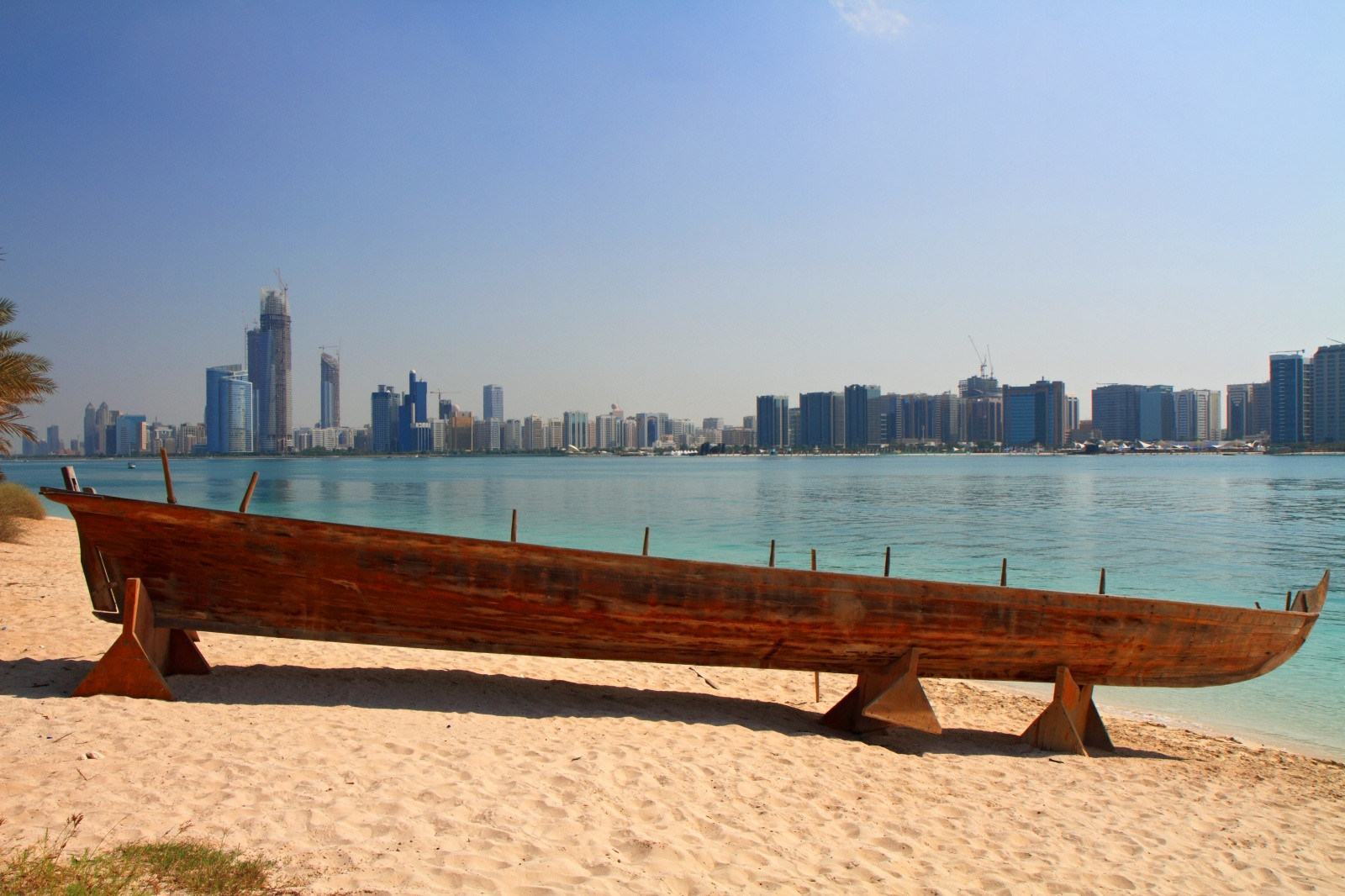 Пляж в АБУ-ДАБИ, ОАЭ – фотографии ОАЭ