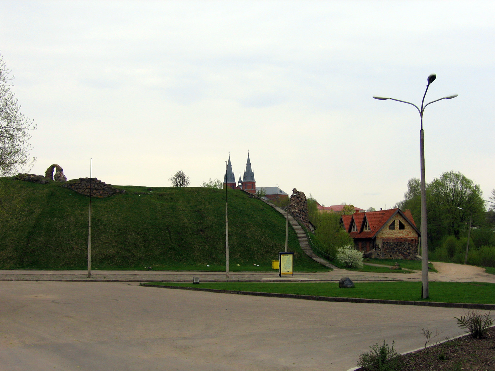 Развалины замка в Резекне – фотографии Латвии