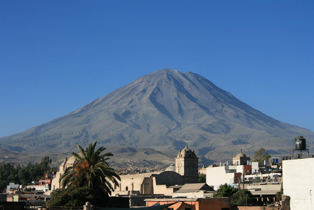 Панорамный вид на город Арекипа (Arequipa) и вулкан в Перу – фотографии Перу