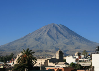 Панорамный вид на город Арекипа (Arequipa) и вулкан в Перу – фотографии Перу