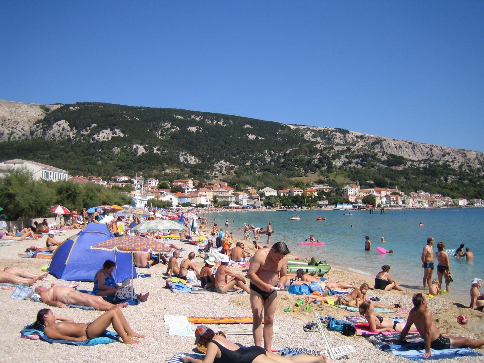 Люди на пляже в Башка, Хорватия – фотографии Хорватии