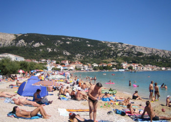 Люди на пляже в Башка, Хорватия – фотографии Хорватии