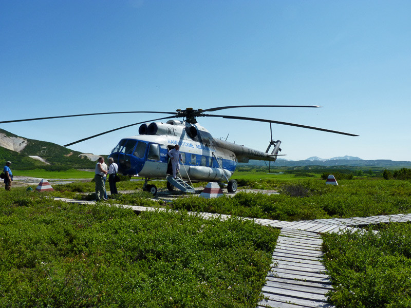 Вертолёт в кальдере вулкана Узон на Камчатке. Фото 1 – фотографии России