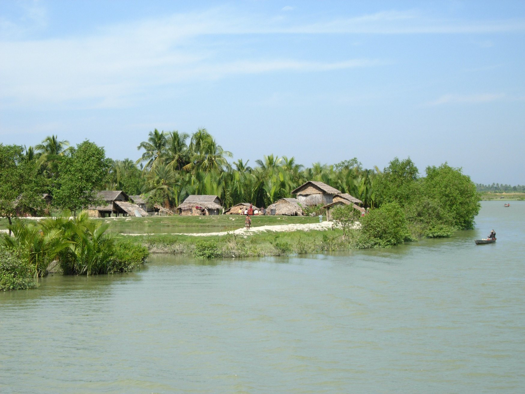 Дома на берегу реки в Мраук-У, Мьянма – фотографии Мьянмы