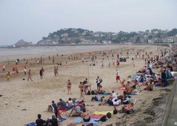 Люди на пляже в Пленеф-Валь-Андре, Франция – фотографии Франции