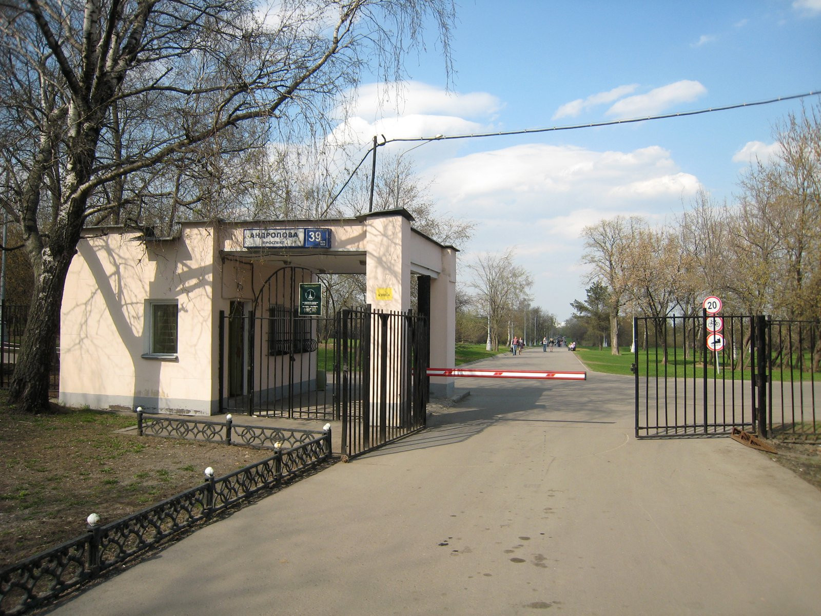 Вход в Коломенское со стороны пр. Андропова – фотографии России