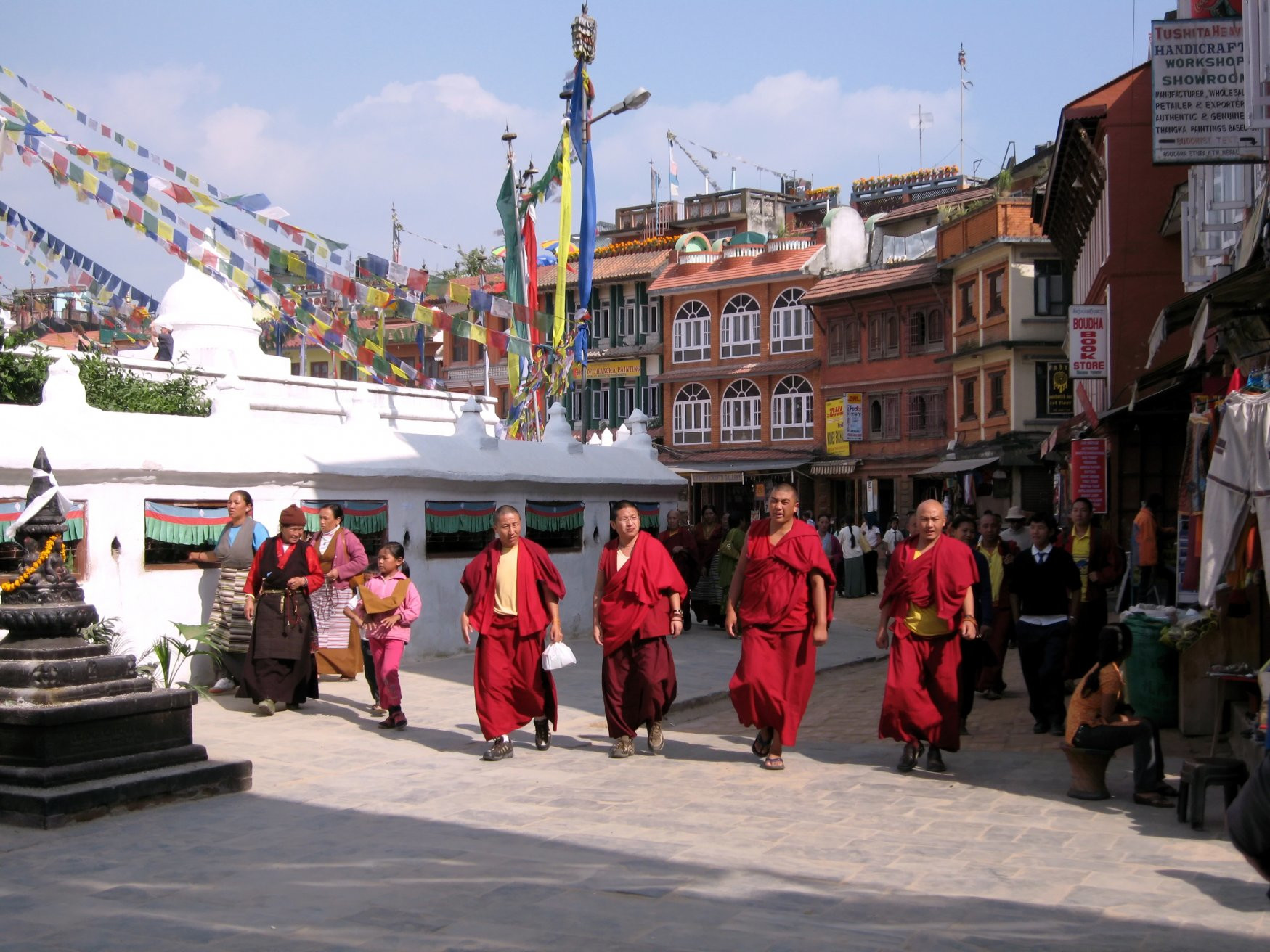 Храм Боднатх (Bodhnath) и монахи – фотографии Непала