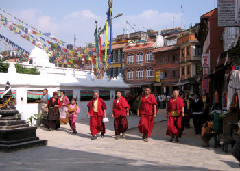 Храм Боднатх (Bodhnath) и монахи – фотографии Непала