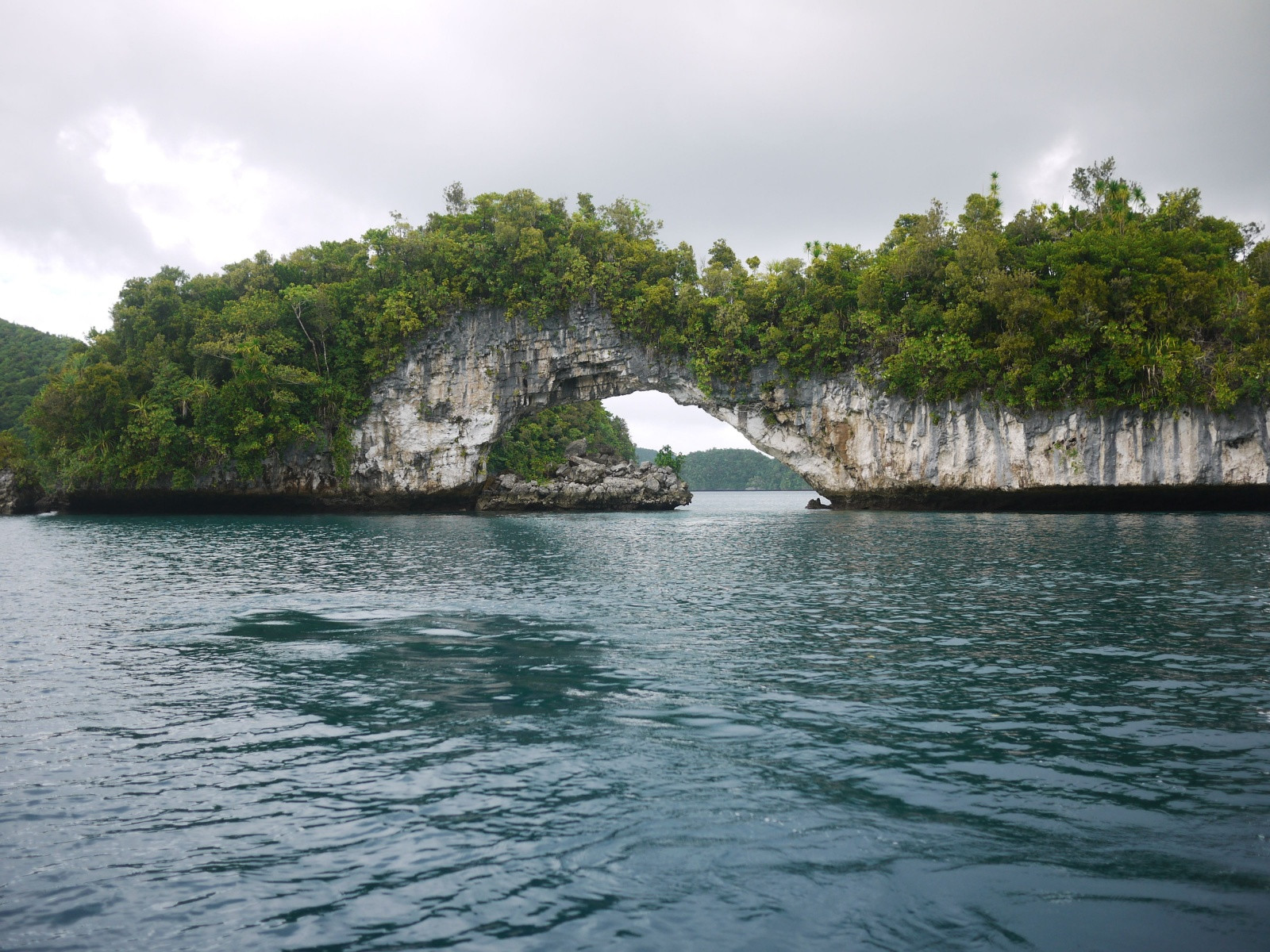 Арка в одном из островов Рок – фотографии Палау