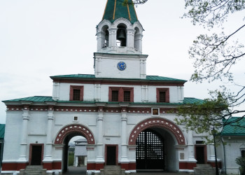 Арочный вход в Храм Казанской иконы Божией матери, Россия – фотографии России