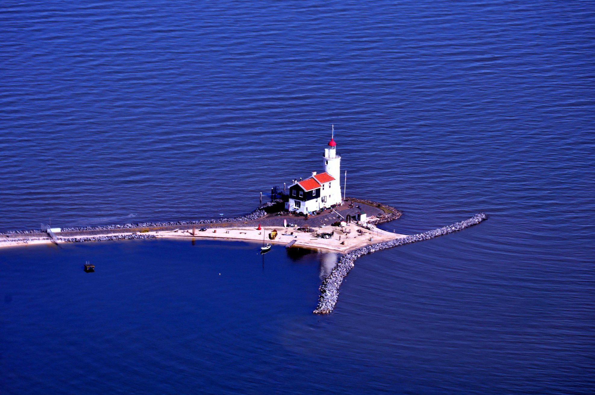 Маяк на полуострове в Нидерландах – фотографии Нидерландов