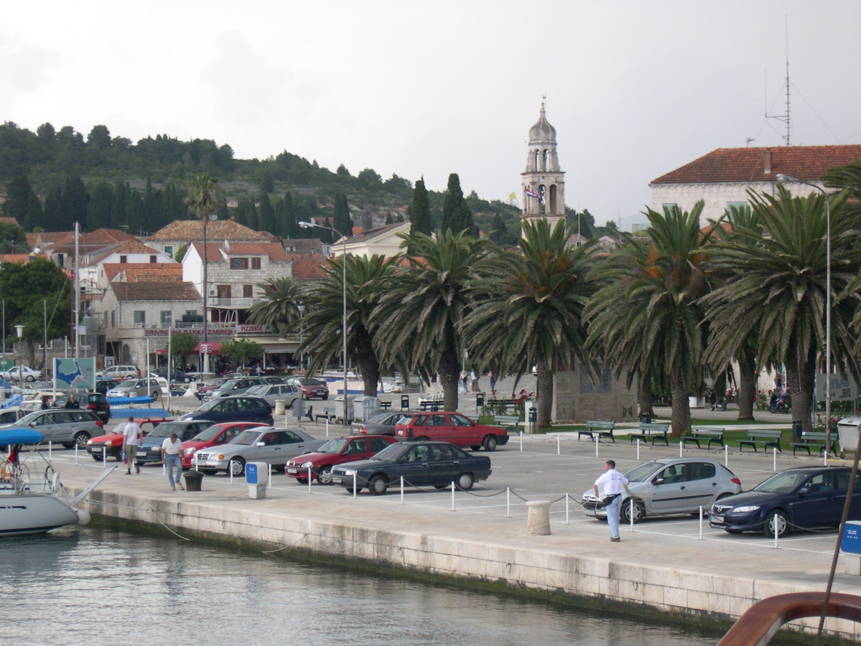 Транспорт на набережной в Вела-Лука, Хорватия – фотографии Хорватии