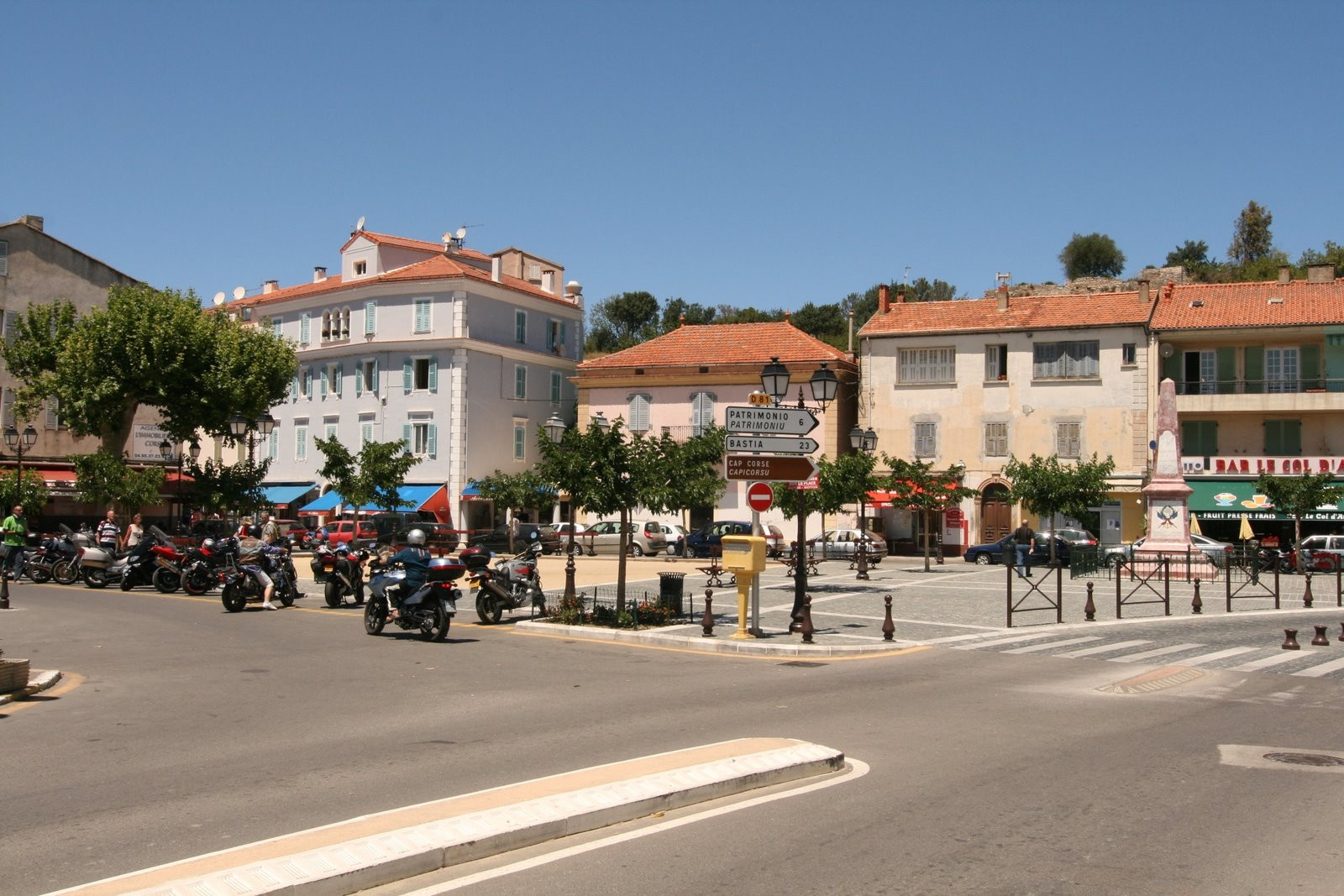 Площадь в Сен-Флоране, Франция. Фото 4 – фотографии Франции