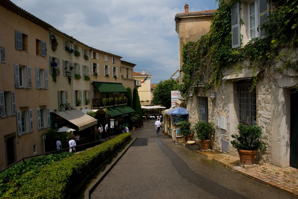 Улица в Мужене, Франция. Фото 1 – фотографии Франции