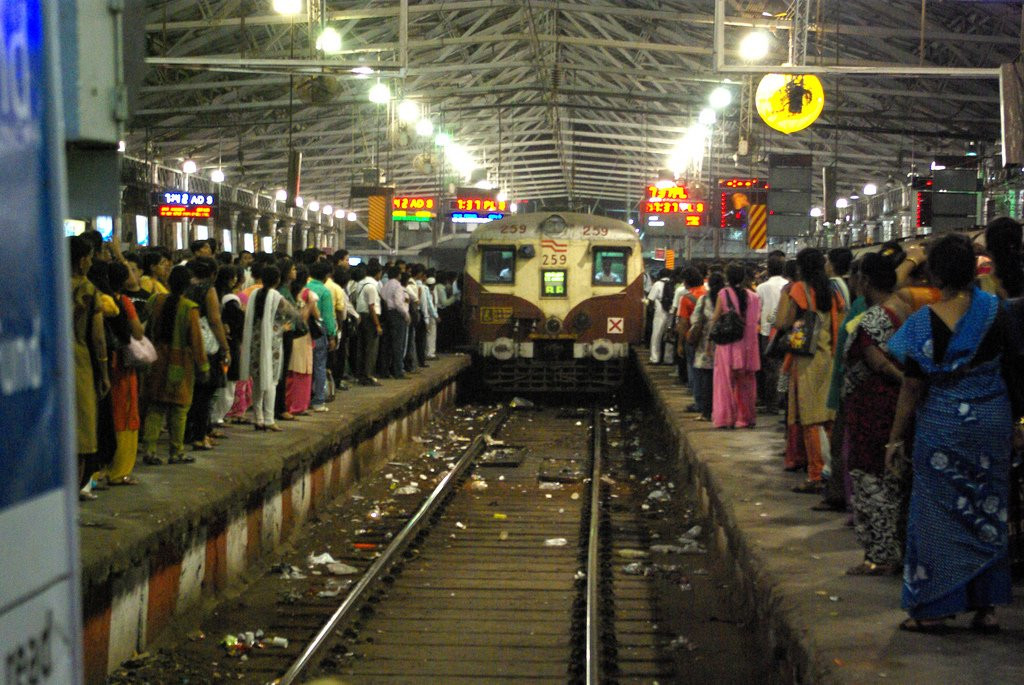 Народ на вокзале Виктории в Мумбае – фотографии Индии