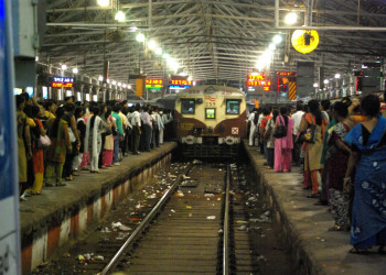 Народ на вокзале Виктории в Мумбае – фотографии Индии