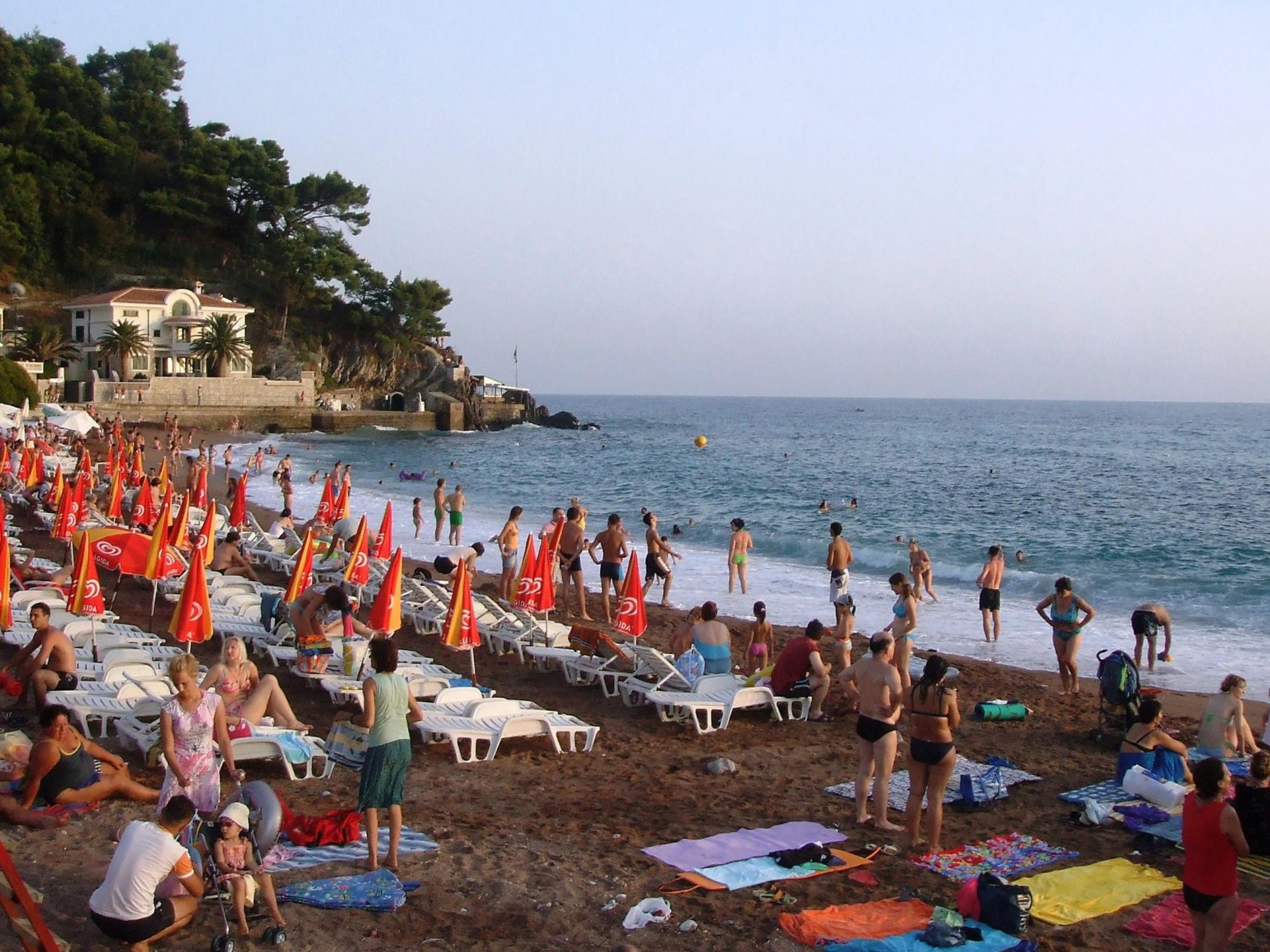 Люди на пляже в Петровац, Черногория – фотографии Черногории