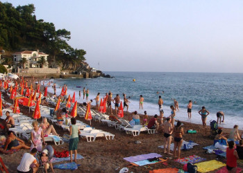 Люди на пляже в Петровац, Черногория – фотографии Черногории