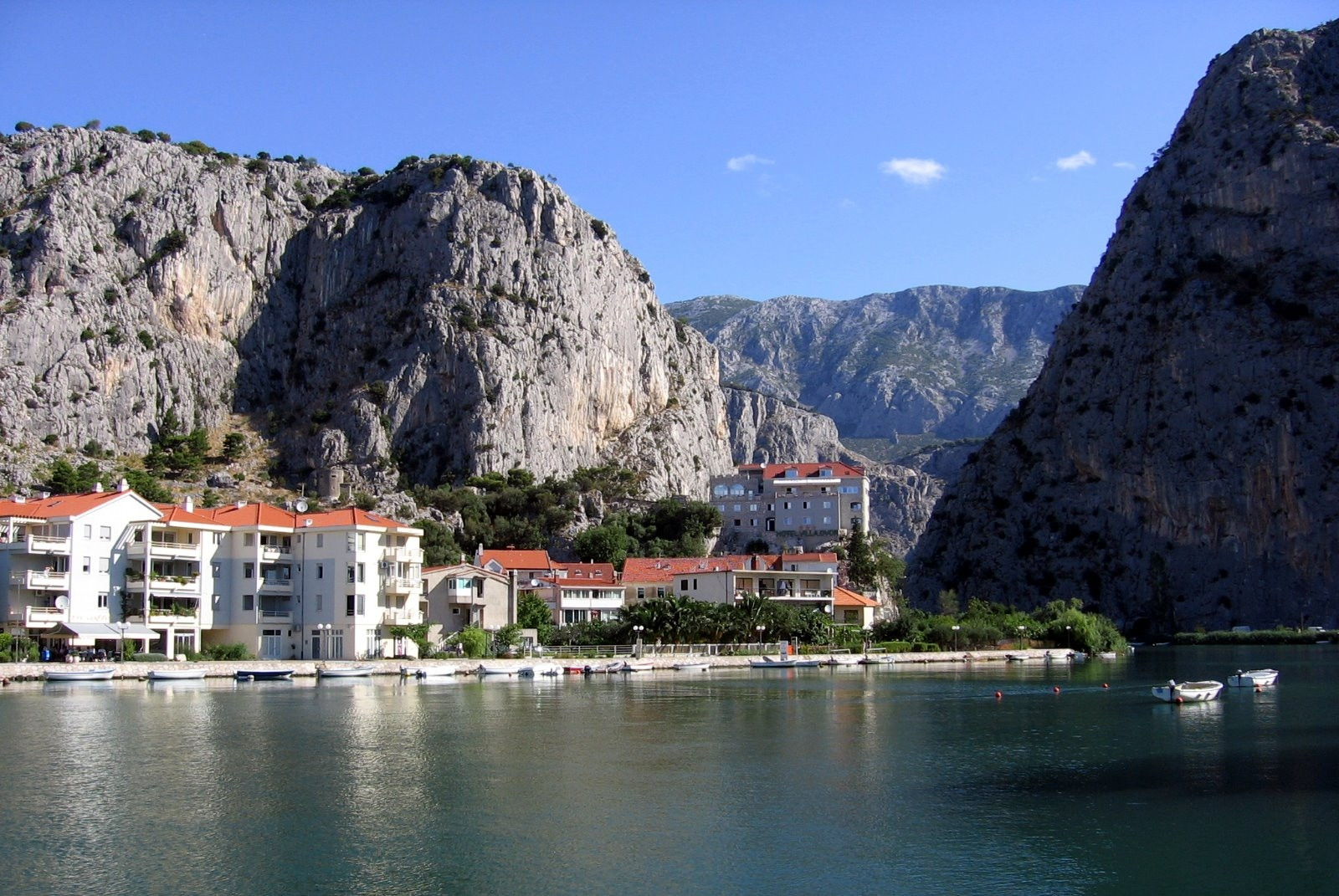 Дома на набережной в Омиш, Хорватия. Фото 7 – фотографии Хорватии