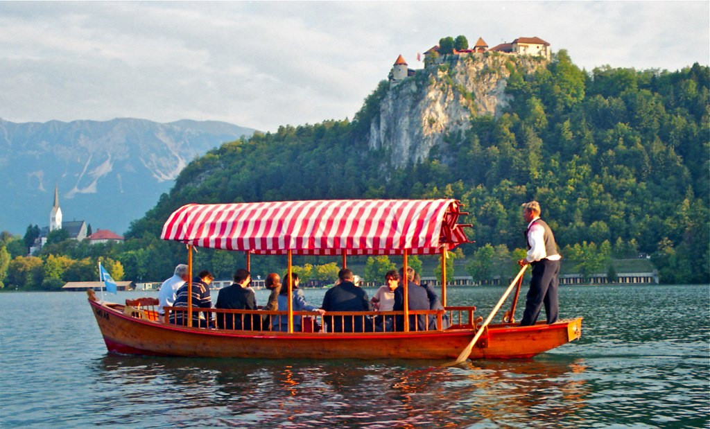Традиционные деревянные лодки «плетна» на озере Блед – фотографии Словении